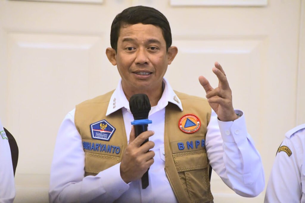 kepala-bnpb-letjen-tni-suharyanto-saat-memberikan-keterangan-c3i8