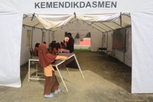6-bulan-pascabencana-aceh-barat-siswa-masih-belajar-di-tenda-1780647006745-300x200