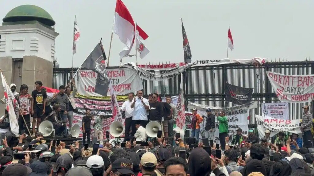 Andre-Rosiade-saat-memberikan-penjelasan-terkait-hasil-audiensi-RUU-Perampasan-Aset