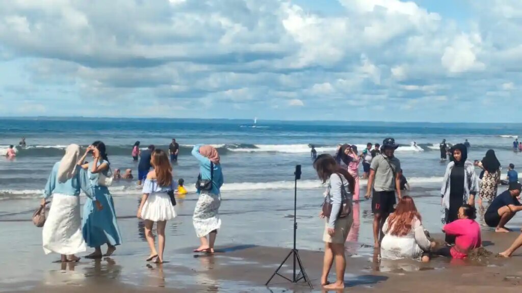Suasana-keramaian-di-Pantai-Pangandaran-6