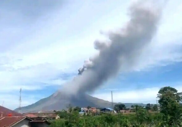 Visual-erupsi-Gunung-Sinabung-di-Kabupaten-Karo-Sumatera-Utara