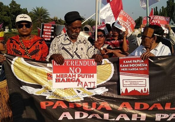 aksi-damai-di-depan-istana-papua-setia-pada-merah-putih-ug1Fw3zyNB