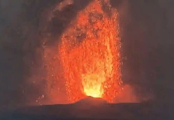 momen-erupsi-Gunung-Anak-Krakatau-di-Selat-Sunda-Lampung