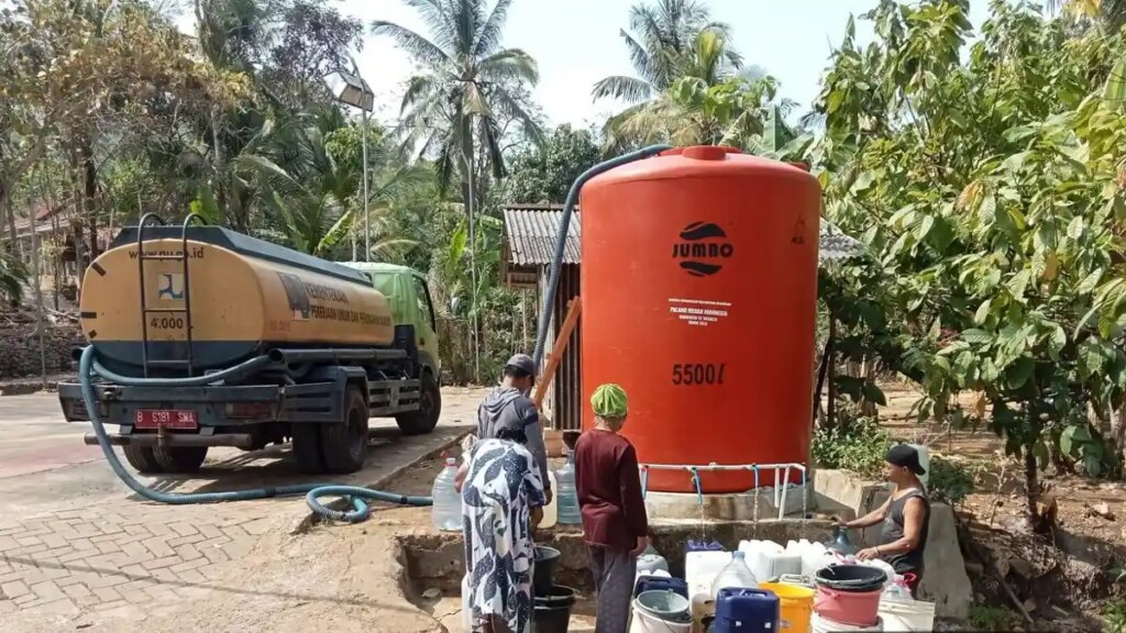 DISTRIBUSI-AIR-BERSIH-BPBD-Trenggalek-melakukan-penyaluran-air-bersih-ke-warga-te