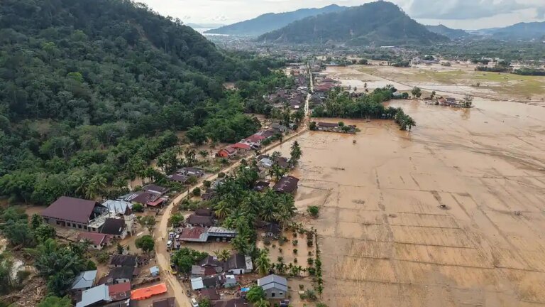 Kerusakan-di-Tapanuli-Tengah-Akibat-Banjir-dan-Longsor_20251205_053139