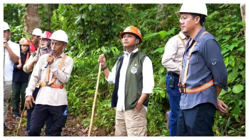 Menteri-Kehutanan-Raja-Juli-Antoni-saat-meninjau-lokasi-pengelolaan