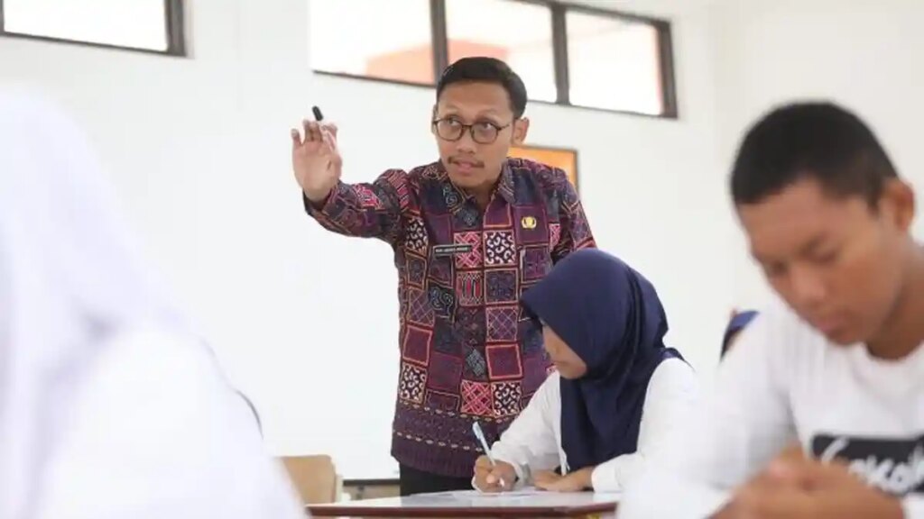 Muhammad-Asrafil-Husein-La-Ede-guru-Sekolah-Rakyat-Menengah-Atas-26-Makassar