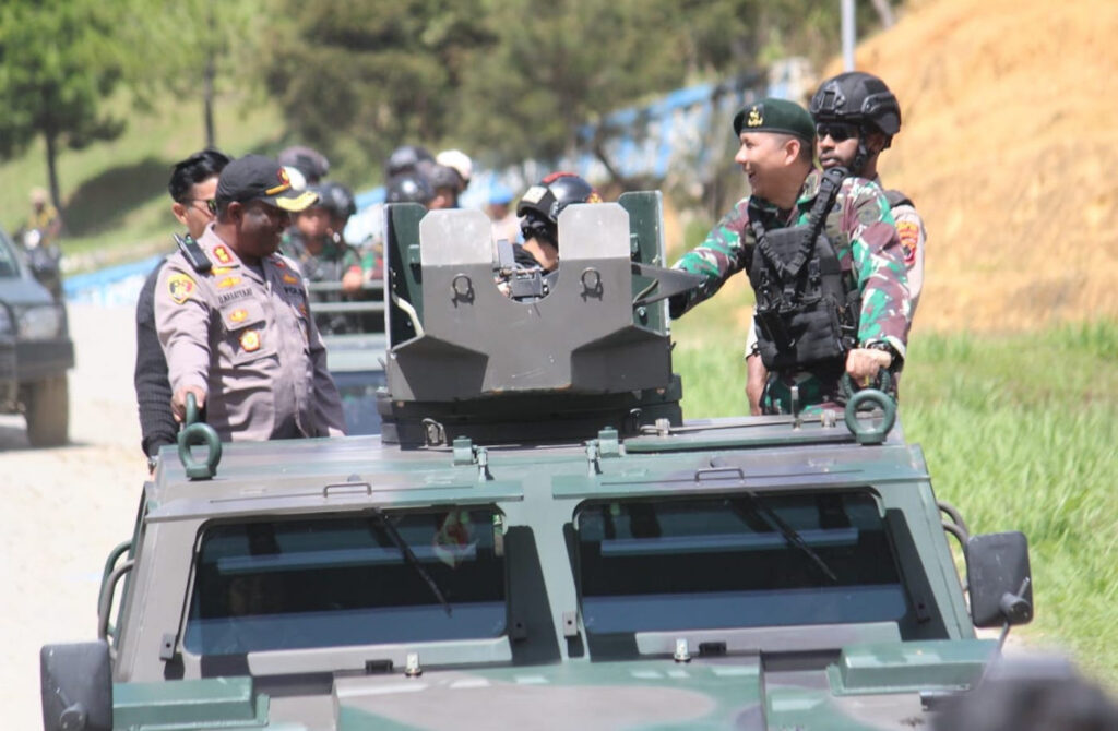 satgas-yonif-mekanis-203ak-bersama-polri-dan-segenap-aparat-x4yy